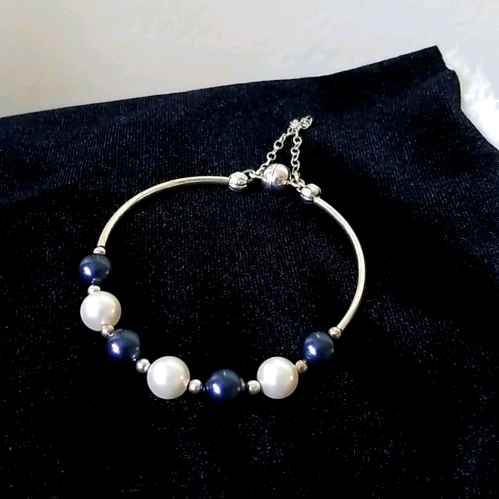 Pearl and lapiz blue magnetic bracelet